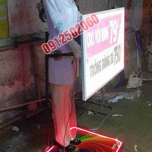 Manocanh bác sỹ lắc lắc bảng hiệu