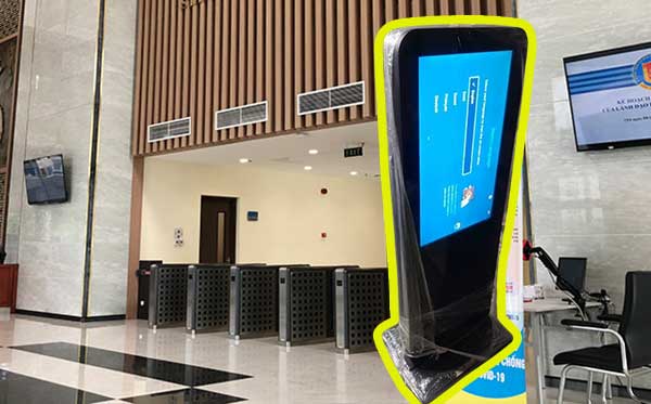 PROPOSAL HOÀN CHỈNH - GIẢI PHÁP STANDEE ĐIỆN TỬ GẮN TIVI CHÍNH HÃNG 1 khung standee bao ve tivi hanh lang co quan chinh phu nha ga san bay