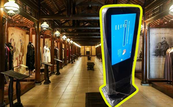 standee-dien-tu-phu-hop-khong-gian-bao-tang-khu-trung-bay-sang-trong-showroom-gioi-thieu Standee điện tử phù hợp không gian bảo tàng khu trưng bày sang trọng, showroom giới thiệu